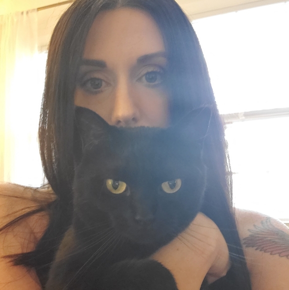 Meet your Posher, Tori - Picture 3 of 4